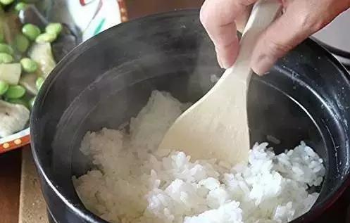 电饭煲煮饭为何会发红（探究电饭煲煮饭时出现发红现象的原因和解决方法）